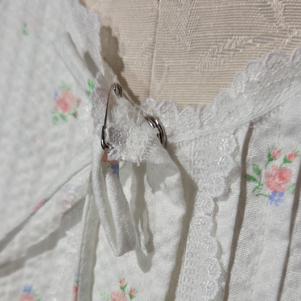 Vintage Gilligan & O'Malley White Floral Nightgown - Picture 8 of 9